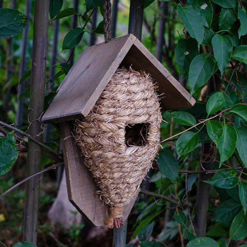 Wand-Vogelhaus aus Holz und Gras