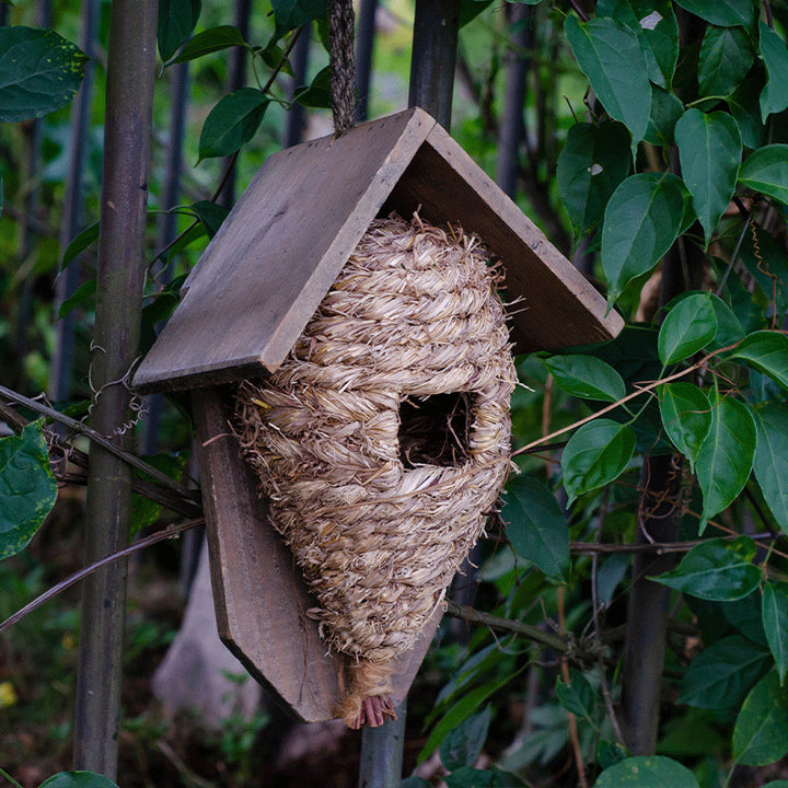 Wand-Vogelhaus aus Holz und Gras