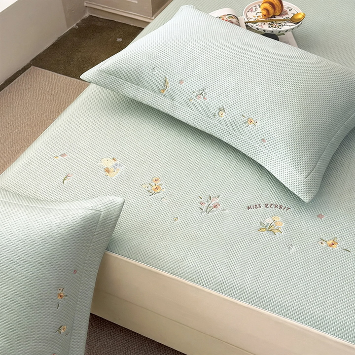 Bestickte Bettlaken mit Blumenmuster und Kissenbezügen