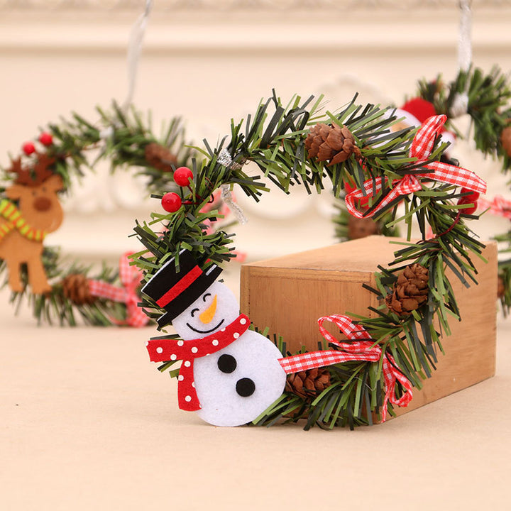 Weihnachtlicher Türkranz mit Figuren