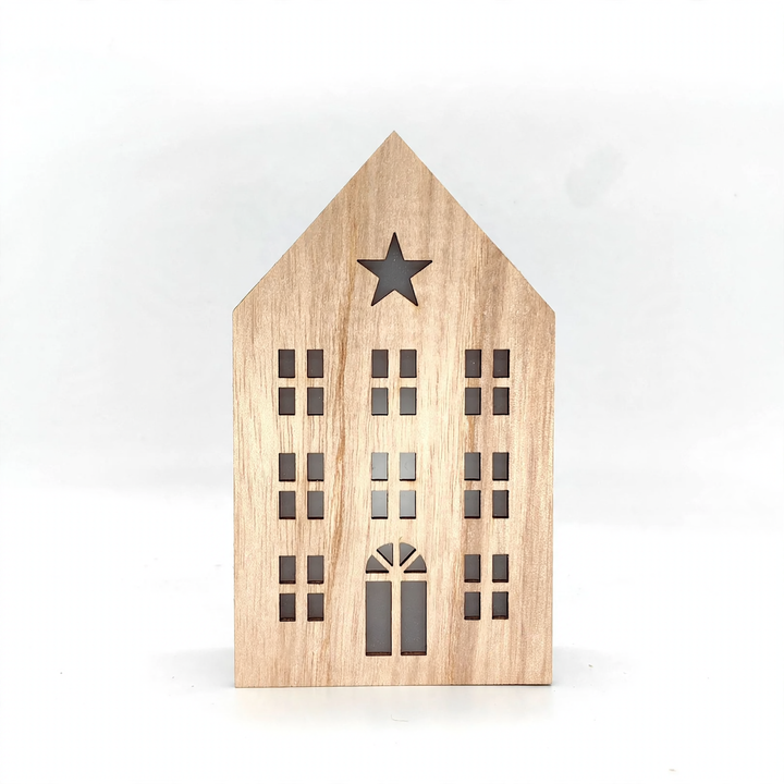Weihnachtliches Holzhaus mit Beleuchtung als Tischdekoration