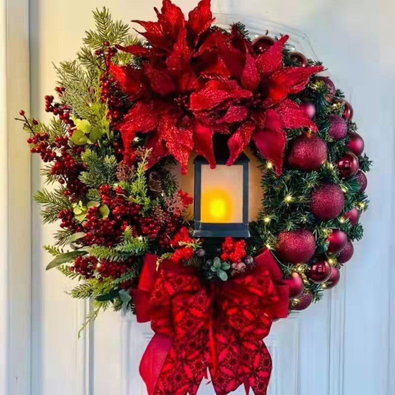 Weihnachtskranz mit dekorativer Öllampe und Blumen