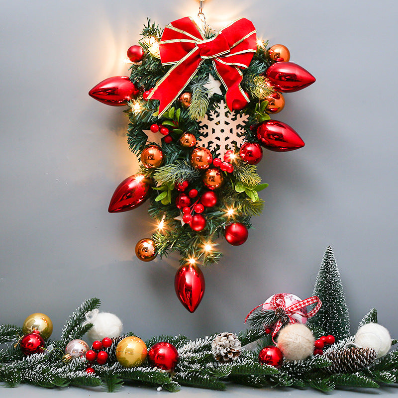 Weihnachtskranz mit Kugeln und Beleuchtung