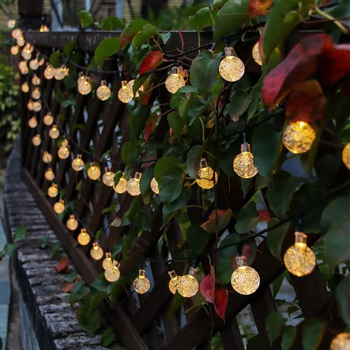 LED-Lichterkette mit Kugeln und Sternen für stimmungsvolles Licht