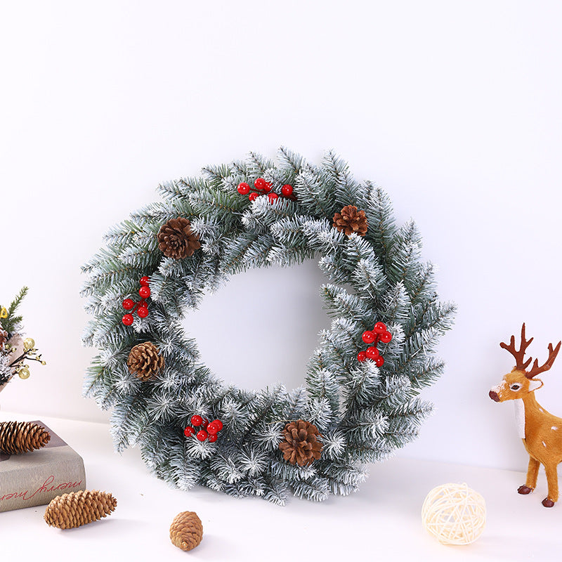 Weihnachtskranz mit Beeren und Tannenzapfen