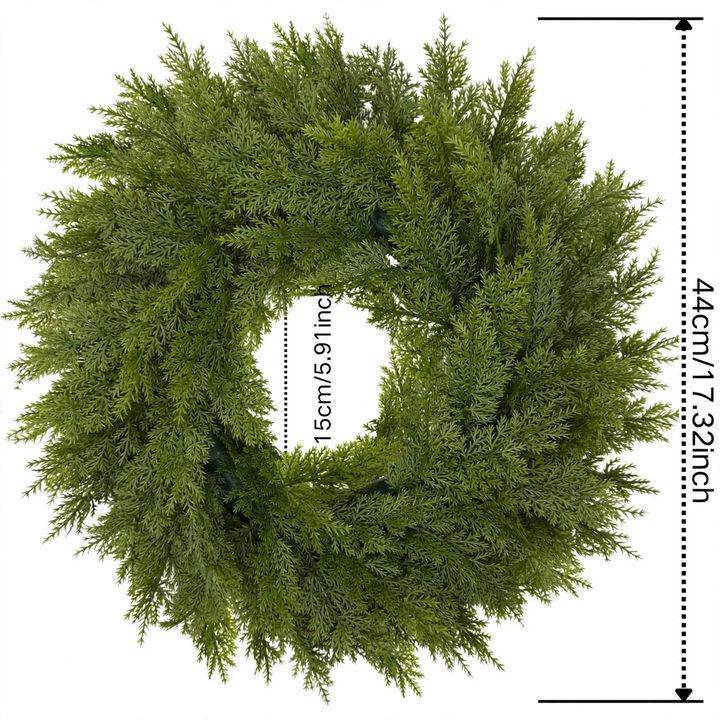 Künstlicher Weihnachtskranz mit Tannennadeln und Beeren