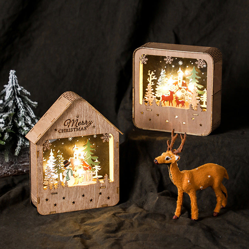 Beleuchtetes Holzhaus mit weihnachtlichem Motiv