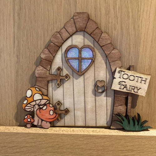 Dekorative 2D-Elfen-Tür aus Kiefernholz mit Tiermotiven