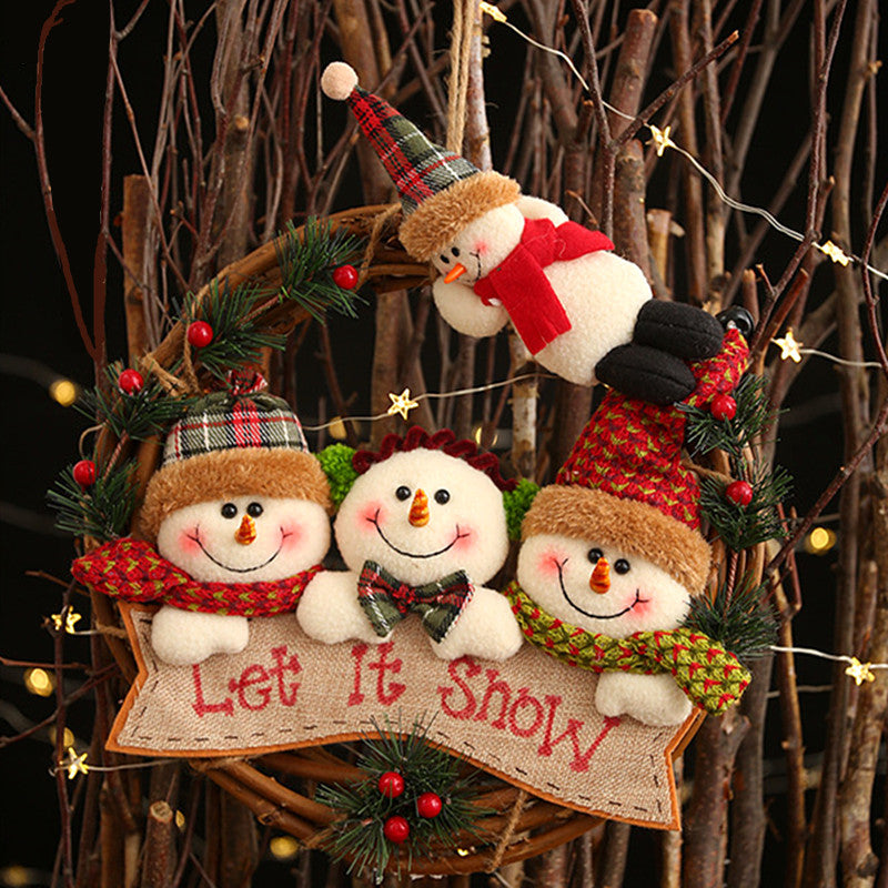 Weihnachtlicher Türkranz aus Rattan mit Figuren