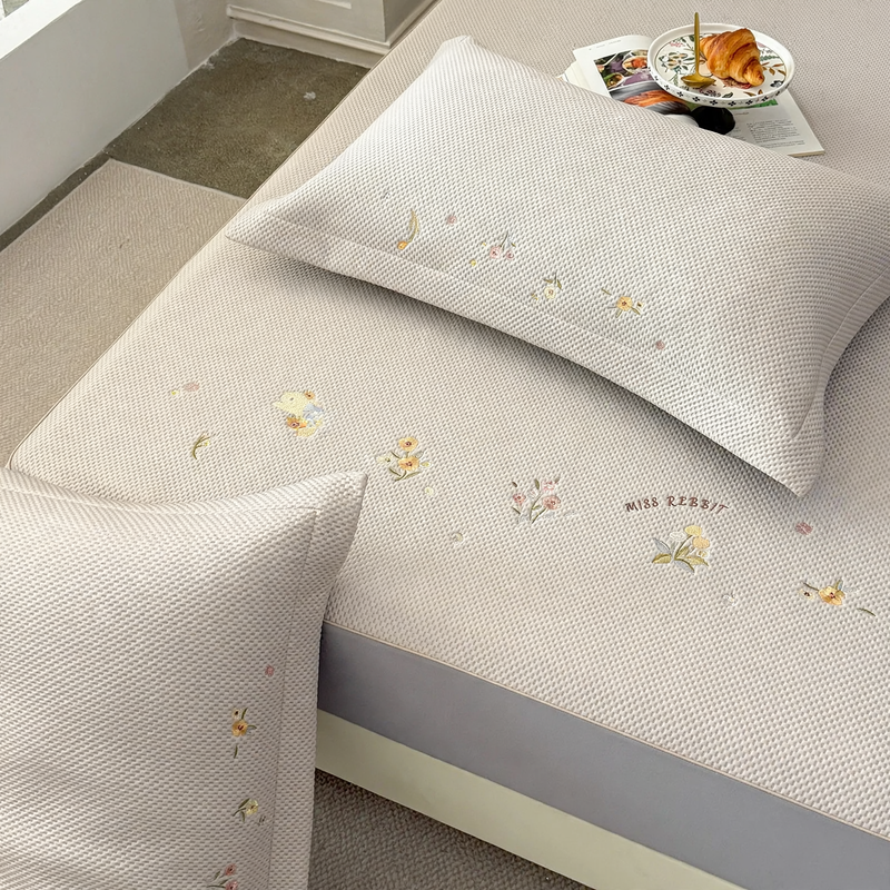 Bestickte Bettlaken mit Blumenmuster und Kissenbezügen