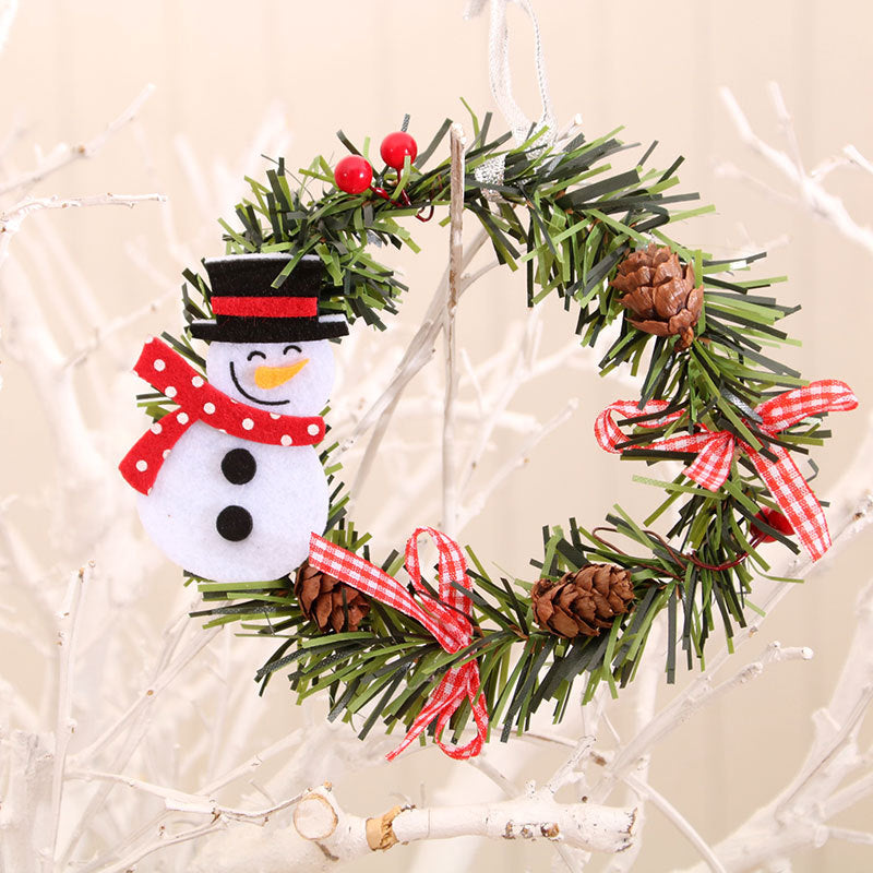 Weihnachtlicher Türkranz mit Figuren