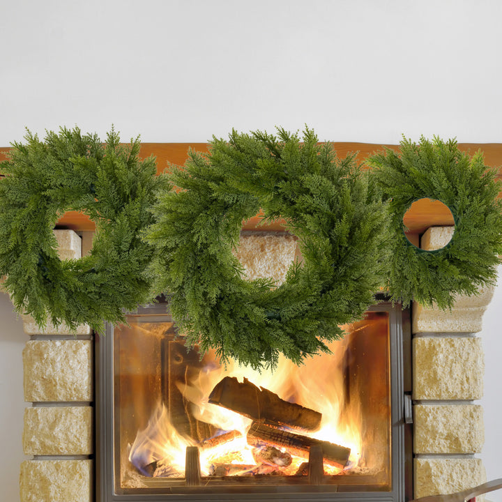 Künstlicher Weihnachtskranz mit Tannennadeln und Beeren