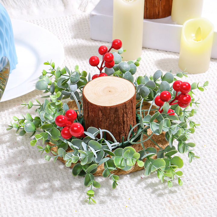 Weihnachtlicher Kerzenkranz mit roten Beeren