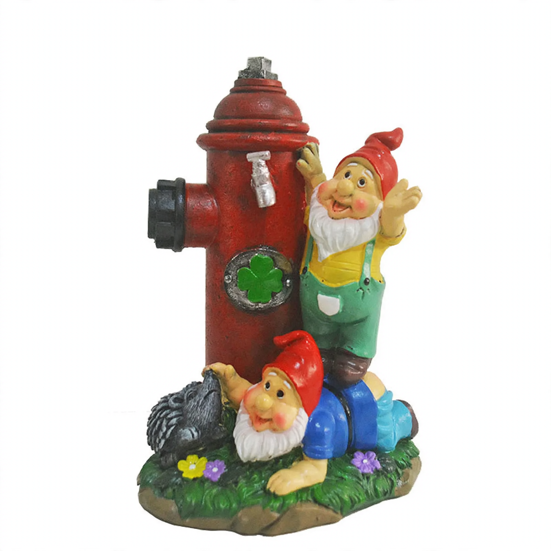 Wichtelfigur mit roter Mütze und Hydranten-Motiv