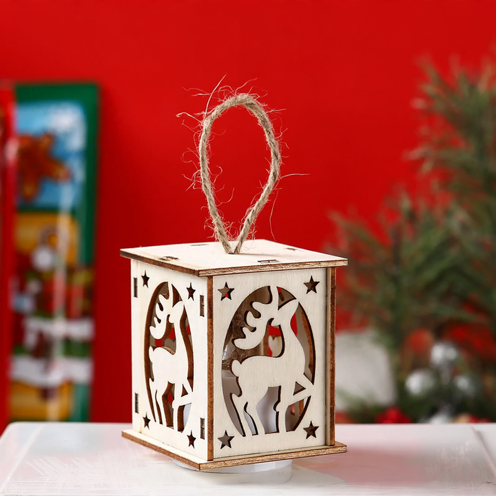 Beleuchtetes Holzhaus für die Weihnachtszeit