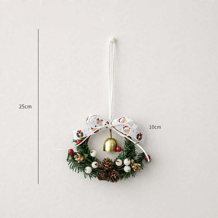 Mini-Weihnachtskranz mit Tannenzapfen und Glocken