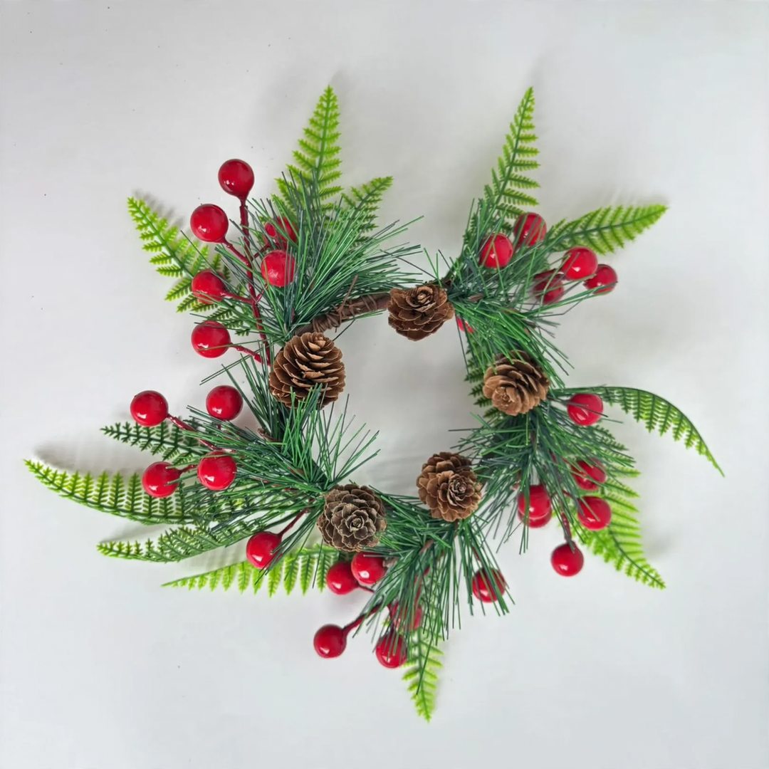 Weihnachtlicher Kranz mit Beeren und Zapfen, PE