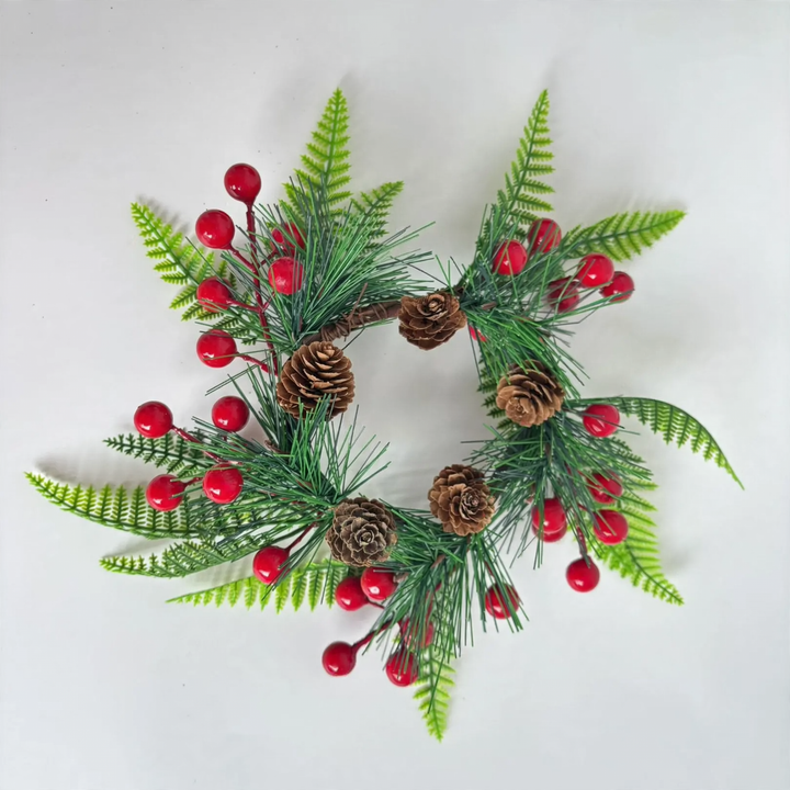 Weihnachtlicher Kranz mit Beeren und Zapfen, PE