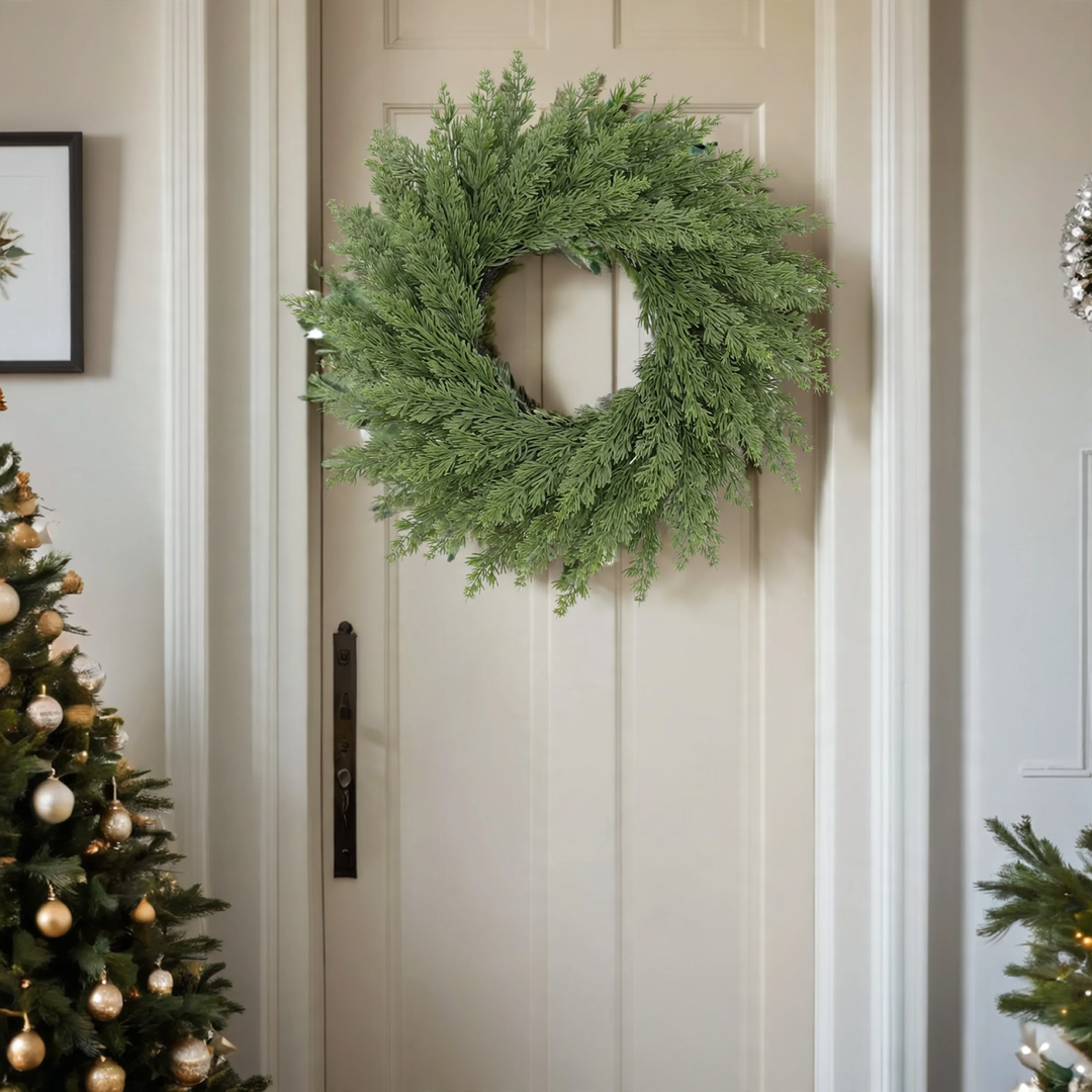 Weihnachtskranz aus Zypressenzweigen und Tannennadeln