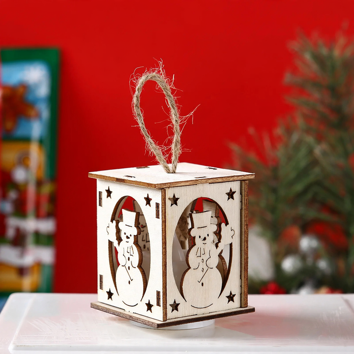 Beleuchtetes Holzhaus für die Weihnachtszeit
