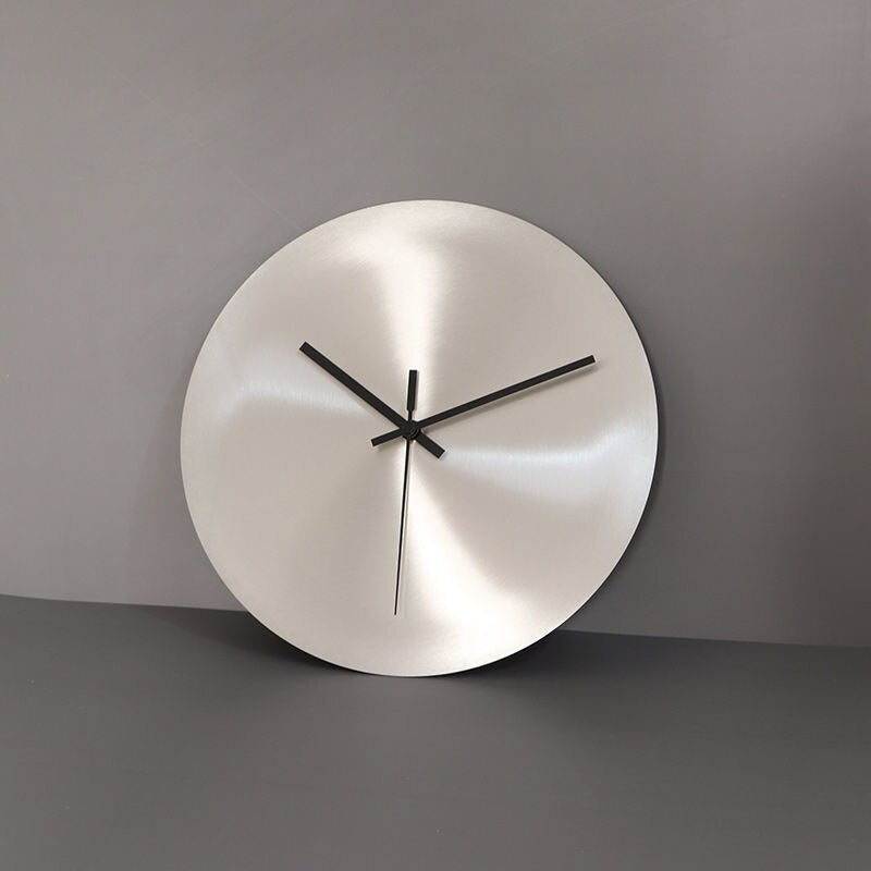TijdStaal Wanduhr – Moderne Edelstahl-Uhr mit schlankem Design und großen Zahlen | Karnz