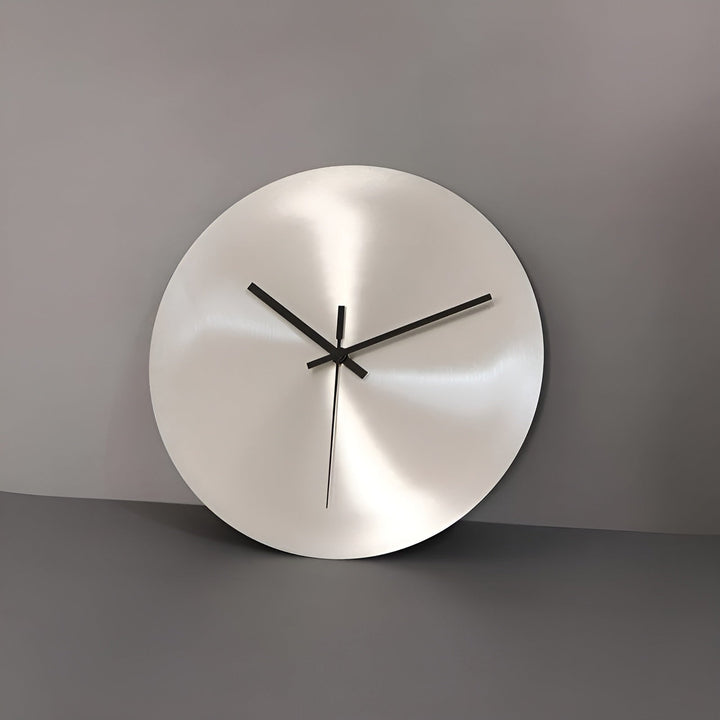 Wanduhr im skandinavischen Industriedesign – Silberne runde Uhr | Modernes Wohnaccessoire fürs Wohnzimmer