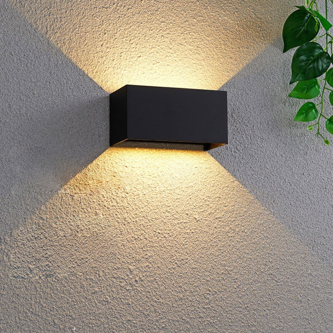Moderne, wasserdichte, rechteckige LED-Wandleuchte für den Außenbereich mit nach oben und unten gerichteter Beleuchtung.