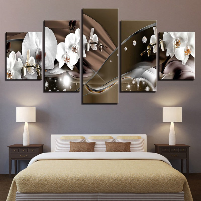 5-teiliges Leinwandbild mit braun-metallischem Hintergrund und weißen Blumen