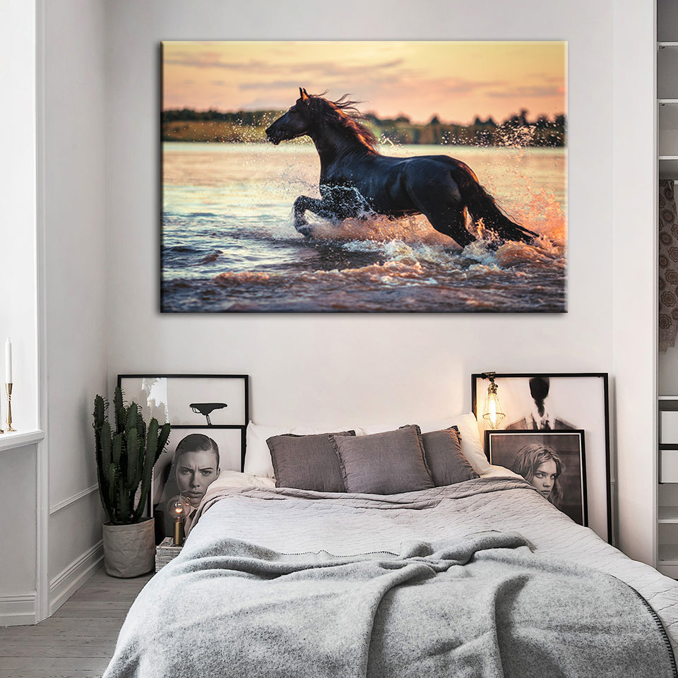 Galoppierendes Pferd im Wasser – Leinwandbild