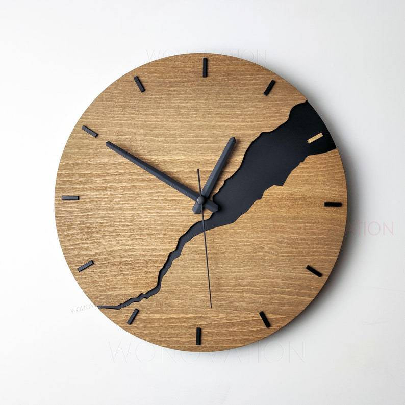 RusticEdge – Einzigartige Wanduhr mit Oberfläche aus rissigem Holz und rustikaler Eleganz