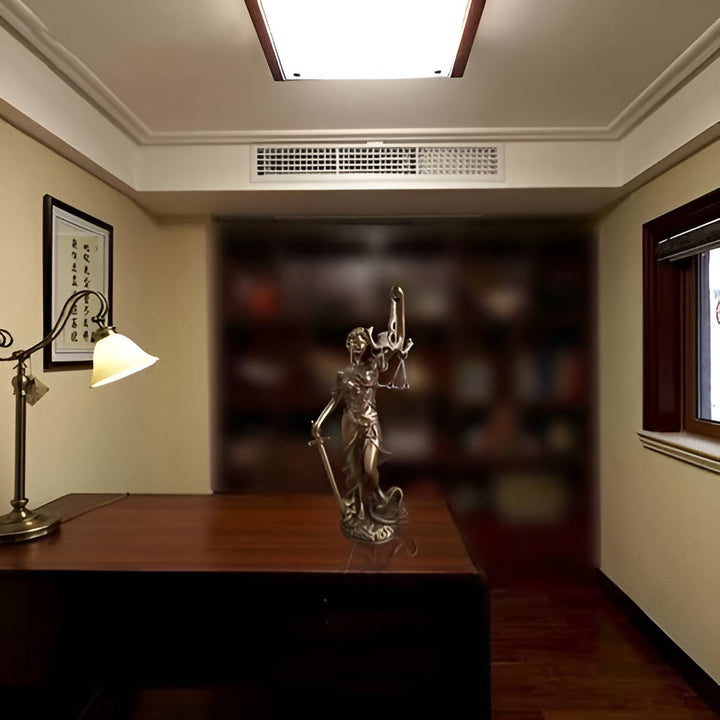 Statue der Göttin der Gerechtigkeit – Eine elegante dekorative Skulptur von Justitia | Karnz