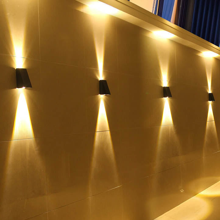 Einfache, trapezförmige, wasserdichte LED-Wandleuchte für den Außenbereich mit nach oben und unten gerichteter Leuchte.