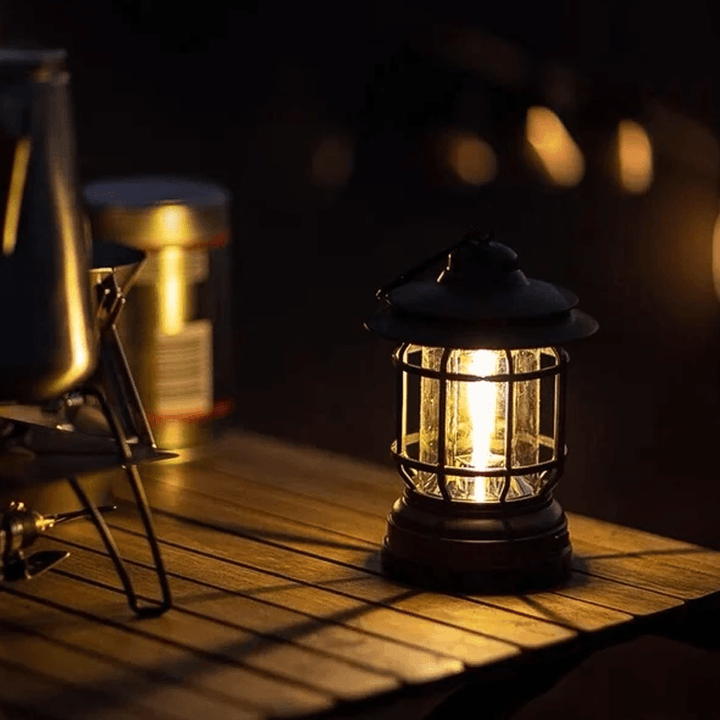 Tragbare Retro Campinglampe - VintageGlow, LED Campinglampe für Außen, Garten und Abenteuer | Karnz