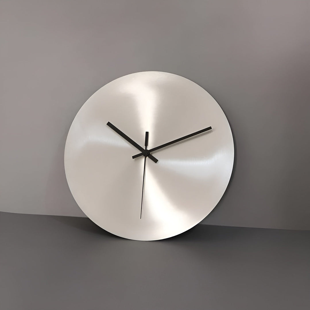 Wanduhr im skandinavischen Industriedesign – Silberne runde Uhr | Modernes Wohnaccessoire für das Wohnzimmer | Karnz