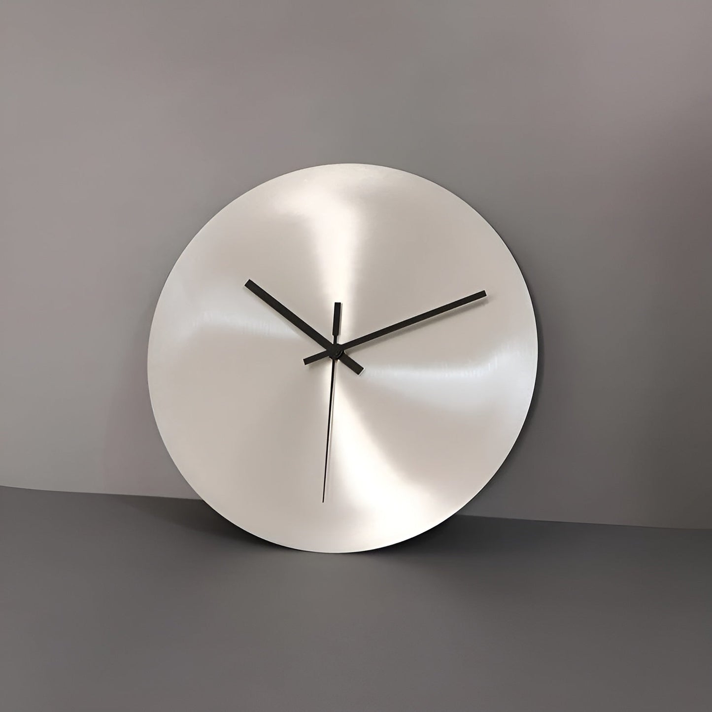 Wanduhr im skandinavischen Industriedesign – Silberne runde Uhr | Modernes Wohnaccessoire für das Wohnzimmer | Karnz