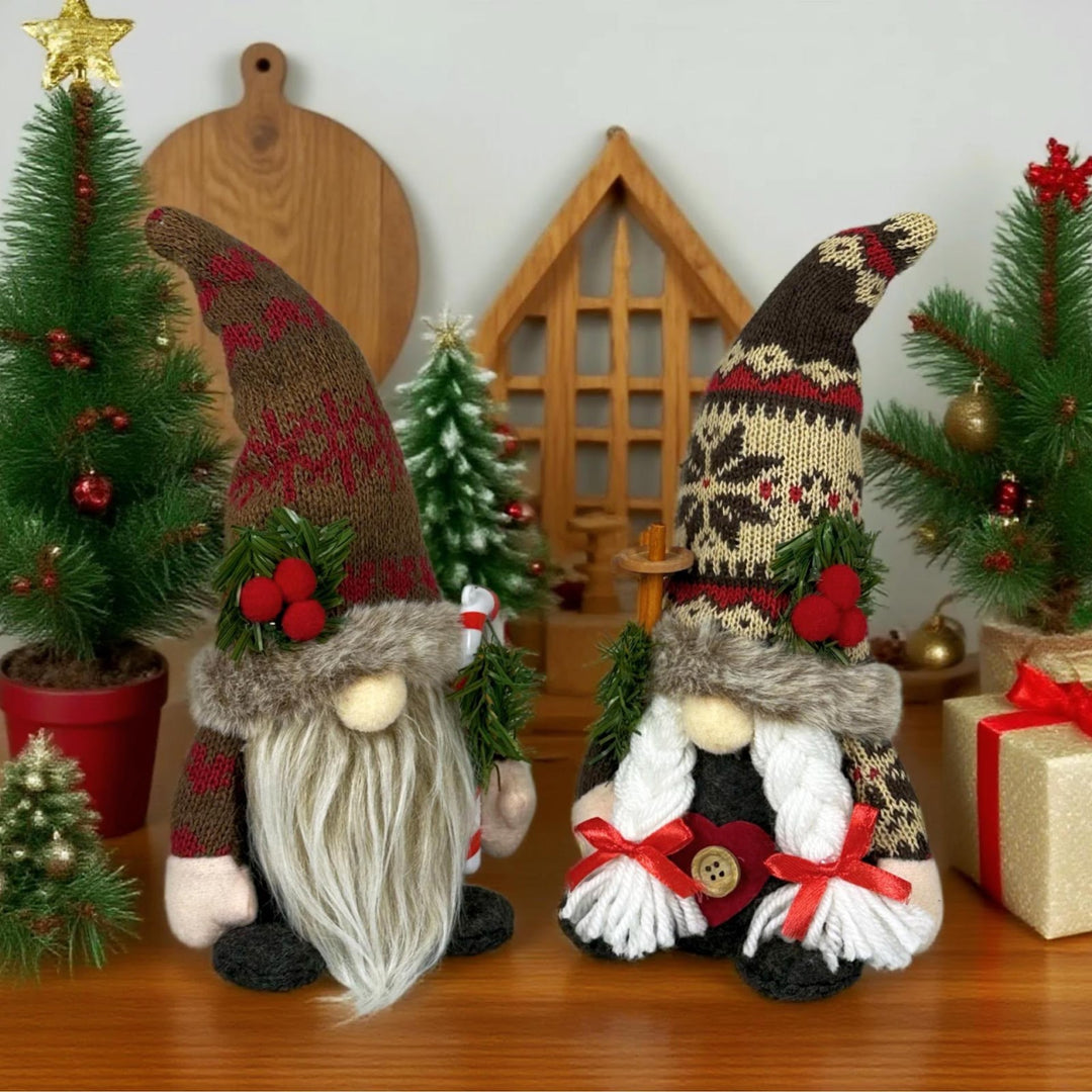 Weihnachts-Wichtelfigur mit Strickmütze und Tannenzweig