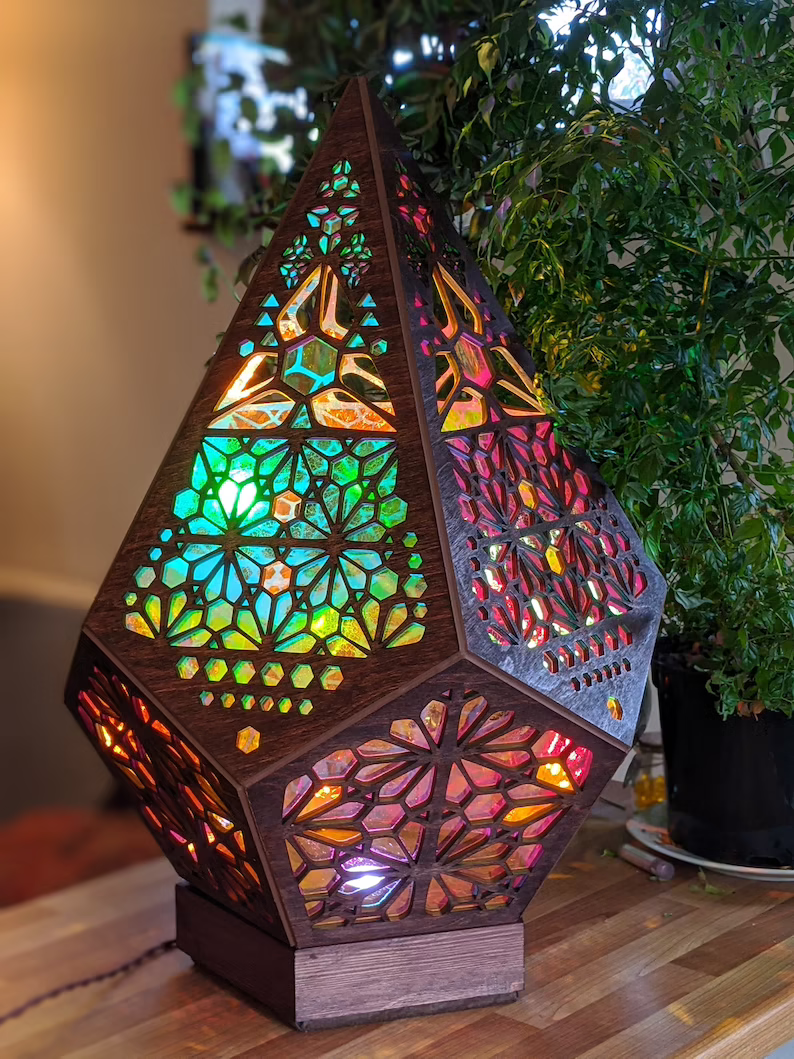 Buntglas Style LED Tischlampe - LumiAura | Karnz