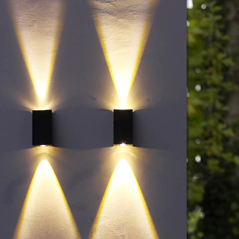 Einfache, trapezförmige, wasserdichte LED-Wandleuchte für den Außenbereich mit nach oben und unten gerichteter Leuchte.