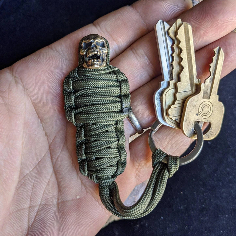 Paracord-Schlüsselanhänger, Mumienschädel aus Messing