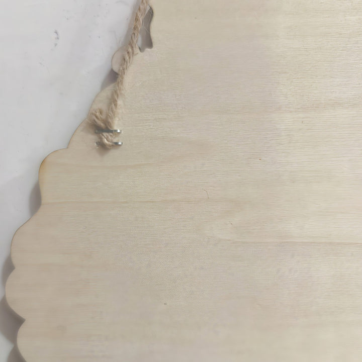 Dekorativer Weihnachtskranz aus Holz mit Beeren-Motiv