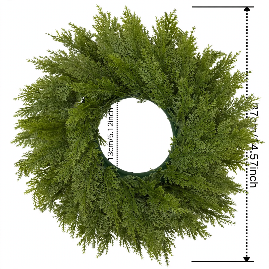 Künstlicher Weihnachtskranz mit Tannennadeln und Beeren