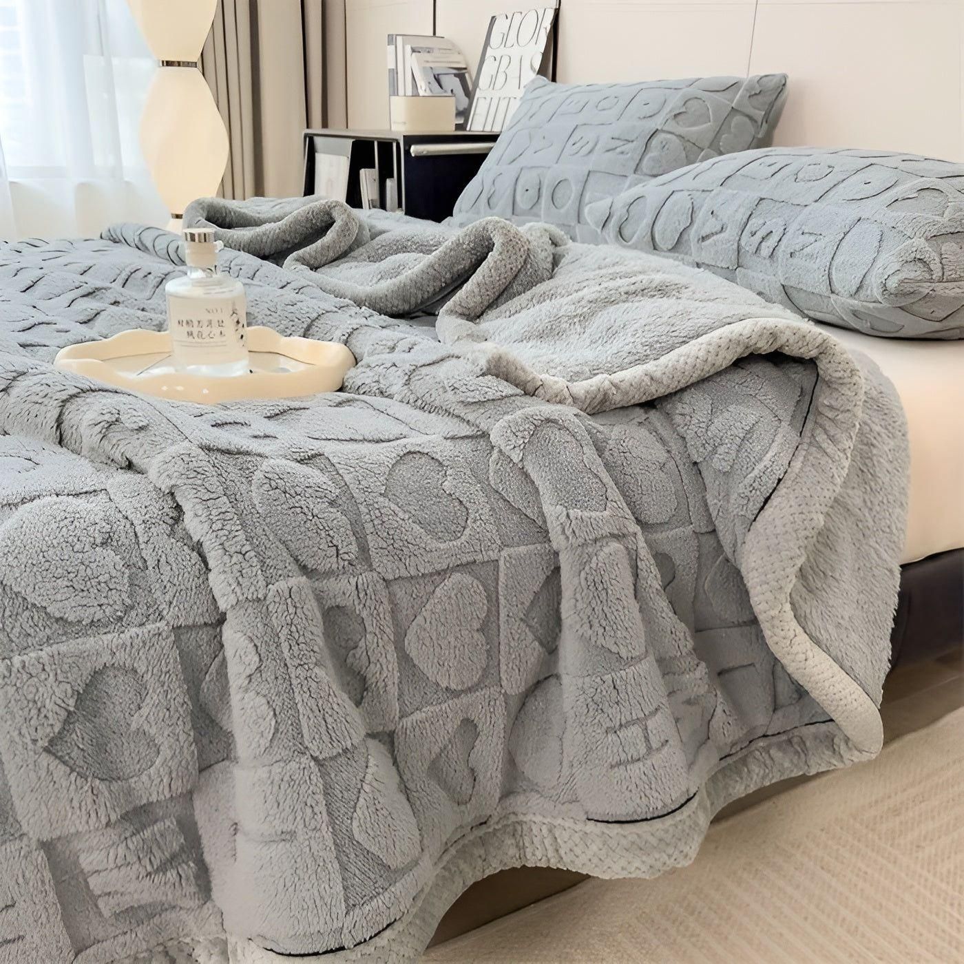 CoralDream Karnzanket – Warme Fleece-Winter-Karnzanket mit doppelseitigem Herz- und Buchstabenmotiv