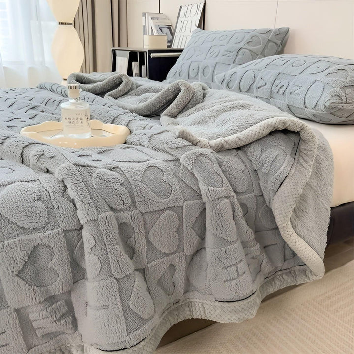 CoralDream Karnzanket – Warme Fleece-Winter-Karnzanket mit doppelseitigem Herz- und Buchstabenmotiv