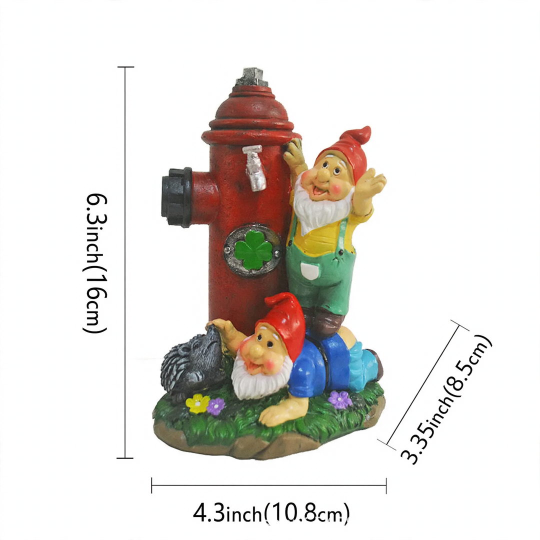 Wichtelfigur mit roter Mütze und Hydranten-Motiv