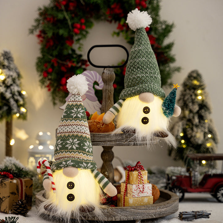 Weihnachts-Wichtelfigur mit Strickmütze und Beleuchtung