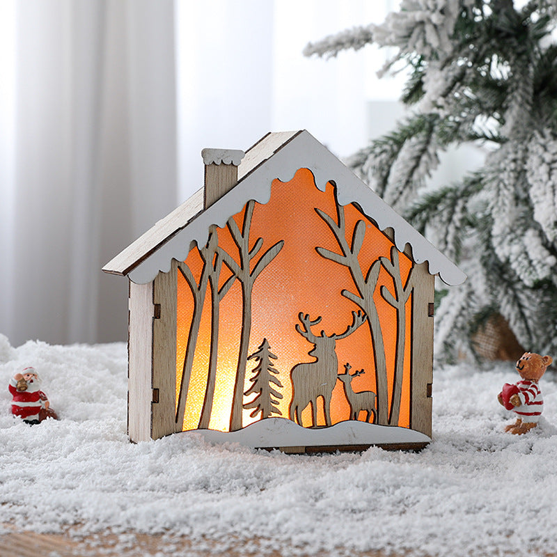 Beleuchtetes Holz-Weihnachtshaus im skandinavischen Stil