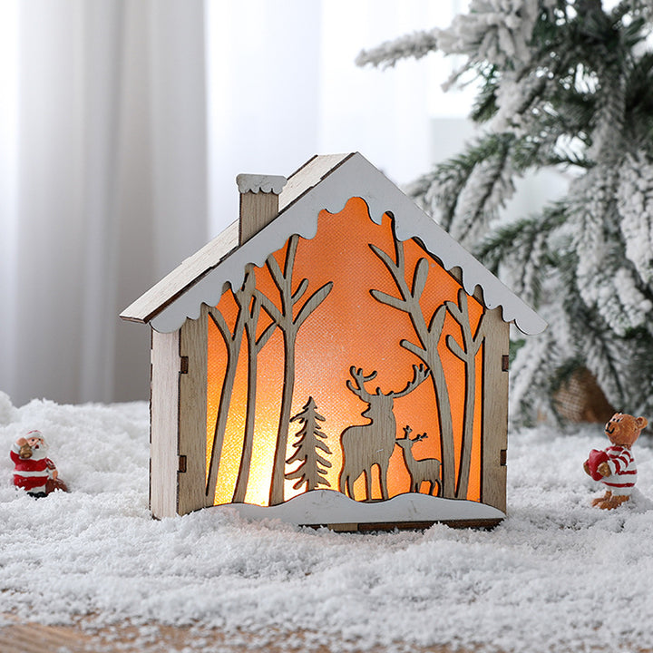 Beleuchtetes Holz-Weihnachtshaus im skandinavischen Stil