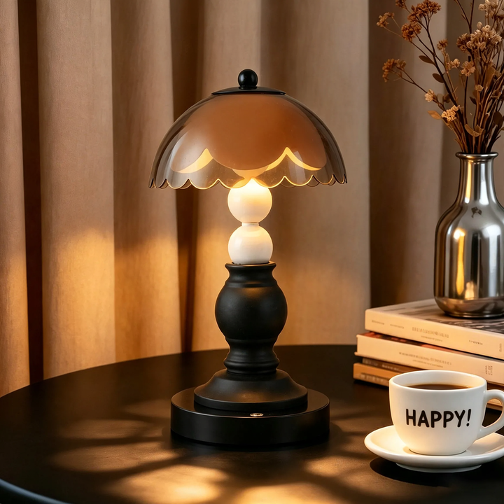 Schwarzweiße Nachttischlampe mit Säulenmotiv