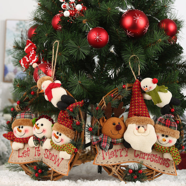 Weihnachtlicher Türkranz aus Rattan mit Figuren