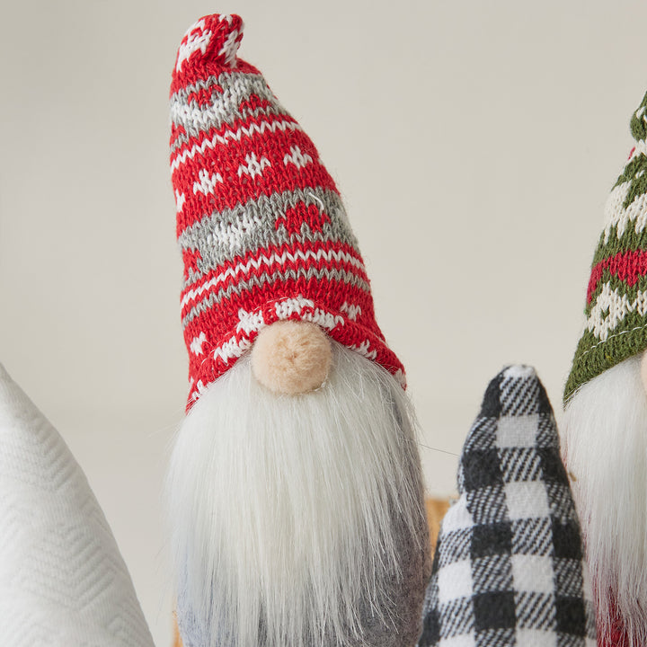 Weihnachtliche Wichtelfigur mit Schneeflocken-Mütze